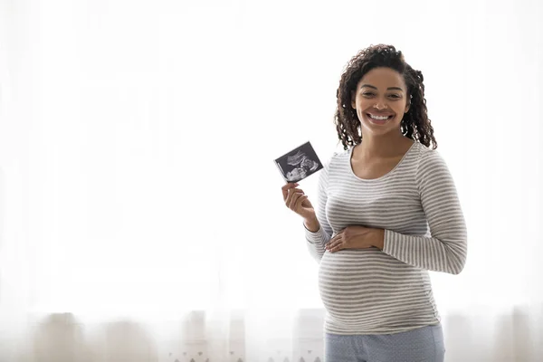 Mateřská Koncepce Happy Black Těhotná Dáma Drží Ultrazvuk Fotografie Svého — Stock fotografie