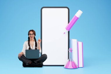 E-Öğrenme fikirleri. Genç Öğrenci Bayan İnternet Sörfçüsü Laptop 'la dev cep telefonu dokunmatik ekranını işaret ederek Mavi Stüdyo Arkaplanının Üzerinde Oturuyor. E-Öğrenme Teklif Reklamı. Model, Kolaj