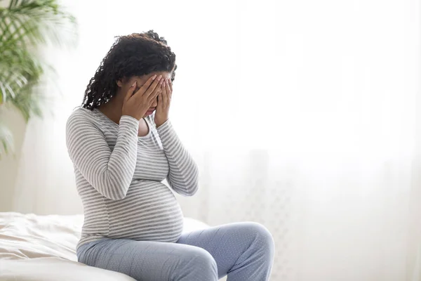 https://st5.depositphotos.com/4218696/66898/i/450/depositphotos_668981252-stock-photo-sad-black-pregnant-woman-crying.jpg