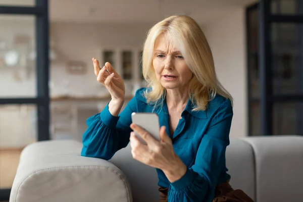 Frustrada Mulher Caucasiana Madura Olhando Para Smartphone Reagindo Emocionalmente Más — Fotografia de Stock