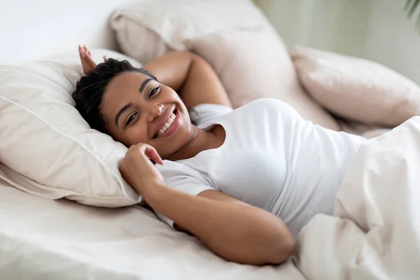 Портрет Щасливої Красивої Афроамериканки Розслабляється Ліжку Вдома Впритул Усміхаючись Молода — стокове фото
