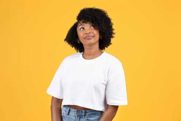 Eine Nachdenkliche Junge Frau Mit Schwarzem Lockenkopf Weißen Shirt Blickt — Stockfoto