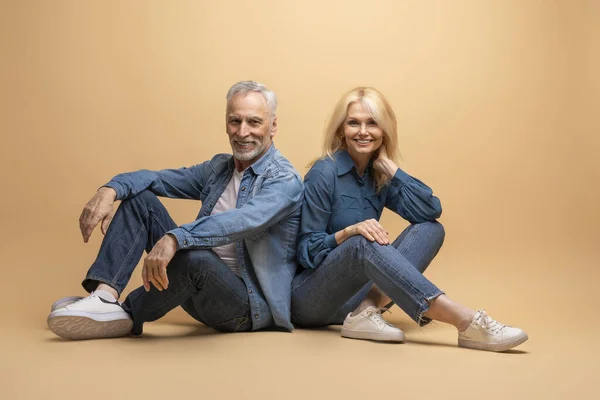 Positiv Gut Gelaunte Ältere Männer Und Frauen Lässigem Jeans Outfit — Stockfoto