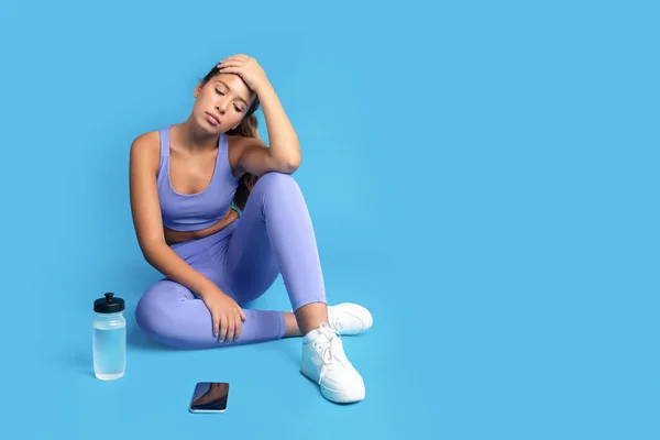 Tired Young Caucasian Lady Sportswear Resting Workout Bottle Water Phone — Stock Photo, Image