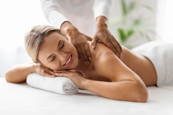 Lächelnd Schöne Frau Erhält Entspannende Schultermassage Von Professionellen Therapeuten Wellness — Stockfoto