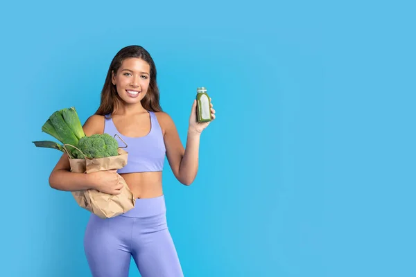 Positive Millennial European Lady Sportswear Eco Bag Vegetables Zeigt Eine — Stockfoto