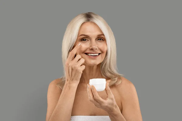 Skincare Routine Beautiful Mature Lady Applying Moisturizing Cream Face Smiling — Stock Photo, Image