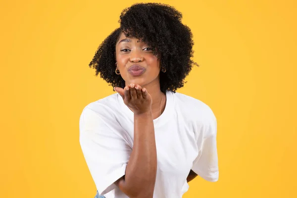 Smiling Young Black Curly Lady White Shirt Making Air Kiss — Stock Photo, Image