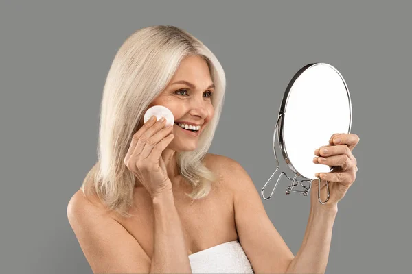 Skincare Treatments Beautiful Mature Female Holding Magnifying Mirror Cleansing Face — Stock Photo, Image