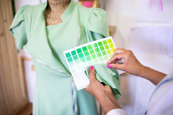 Selección Colores Diseño Moda Mujer Diseñadora Ropa Irreconocible Sosteniendo Tela — Foto de Stock