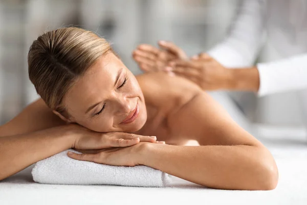 Ontspannen Middelbare Leeftijd Vrouw Krijgen Therapeutische Handmatige Massage Wellness Center — Stockfoto