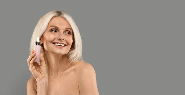 Aging Cosmetics Vacker Mogen Kvinna Som Håller Flaska Med Ansikte — Stockfoto