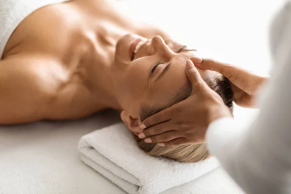 Beautiful Middle Aged Woman Receiving Acupressure Head Massage Spa Salon — Stock Photo, Image
