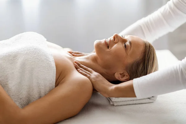 Schöne Frau Mittleren Alters Genießen Schultern Massage Von Masseur Spa — Stockfoto