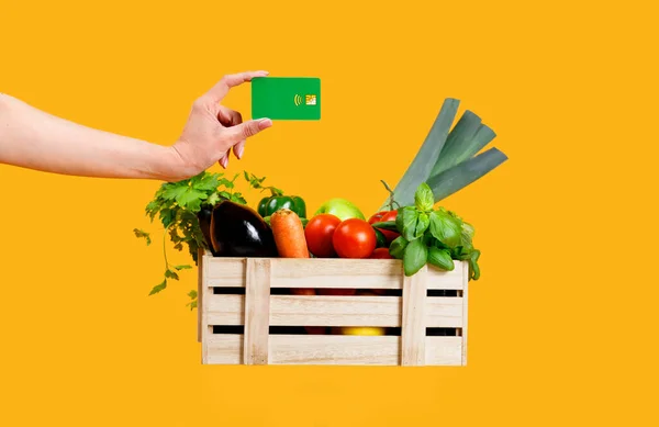 Organic Food Shopping Hand Credit Card Crate Fresh Juicy Vegetables — Stock Photo, Image