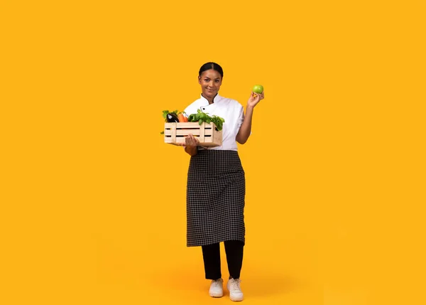 Χαμογελώντας Black Chef Γυναίκα Περπατώντας Την Κορυφή Των Φρέσκων Λαχανικών — Φωτογραφία Αρχείου