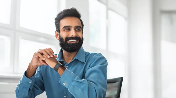 Gelukkige Succesvolle Indiase Mannelijke Ondernemer Shirt Kijken Opzij Naar Vrije — Stockfoto