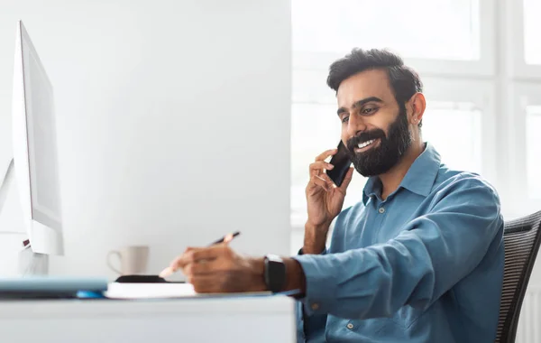 Vrolijke Indiase Man Ondernemer Die Een Gesprek Mobiele Telefoon Praten — Stockfoto