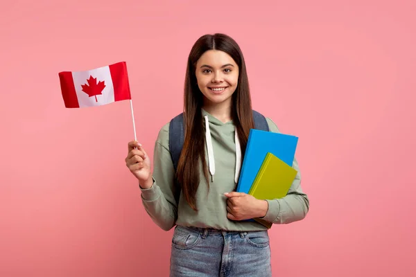 Studium Zahraničí Krásná Dospívající Dívka Drží Vlajku Kanady Sešity Usmívající — Stock fotografie