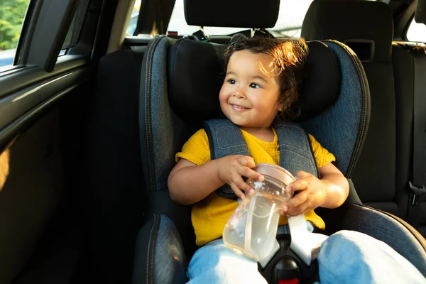 Trygg Lykkelig Bil Reiser Med Baby Søt Japansk Spedbarn Jente – stockfoto