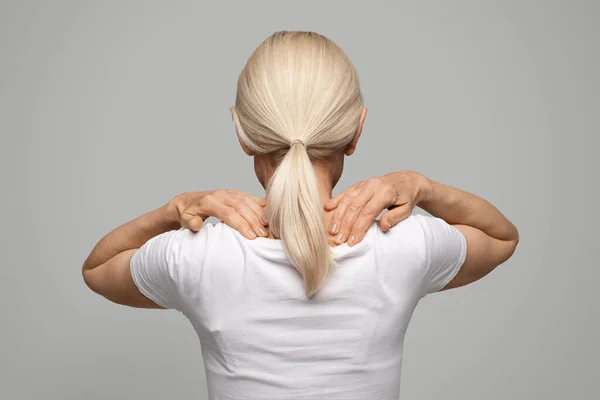 Nerozpoznatelná Blondýnka Dotýkající Masírující Ramena Detailní Zadní Pohled Zralou Ženskou — Stock fotografie
