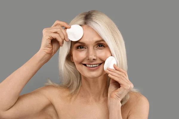 Beauty Care Attractive Mature Female Holding Two Cotton Pads Smiling — Stock Photo, Image