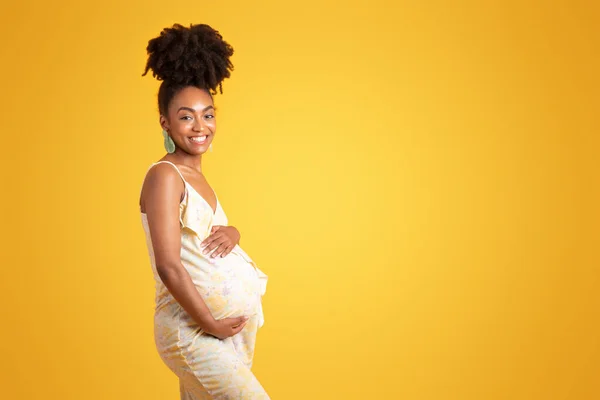 Positive Millennial Black Pregnant Lady Touching Big Belly Enjoy Pregnancy — Stock Photo, Image