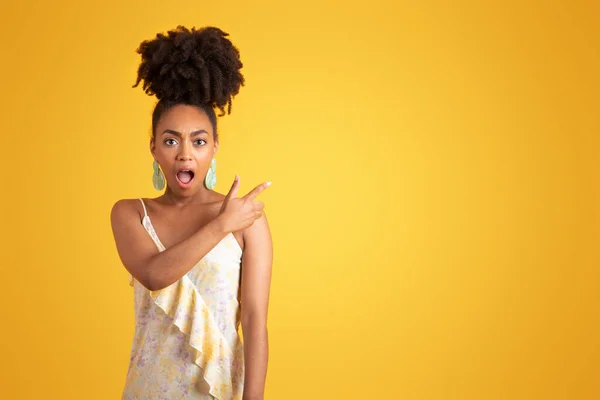 Glad Shocked Millennial Black Lady Open Mouth Pointing Finger Copy — Stock Photo, Image