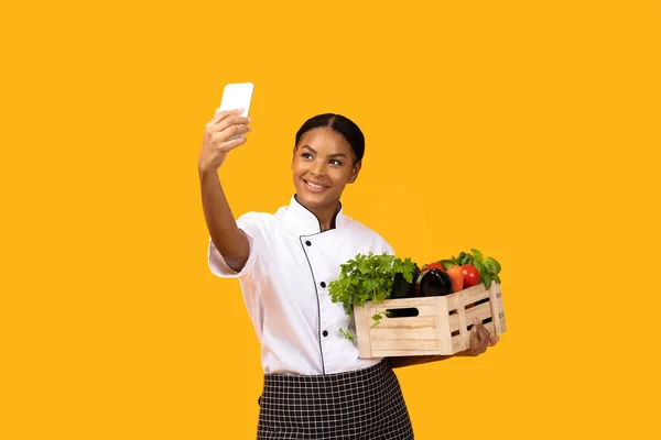Mulher Chef Preto Alegre Com Caixa Legumes Frescos Tomando Selfie — Fotografia de Stock