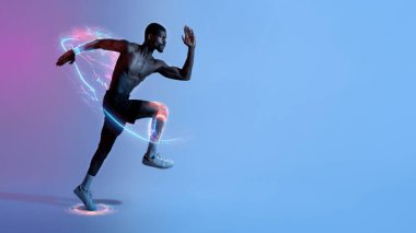 Çıplak gövdesi neon ışıkta, panoramada ve fotokopi alanında hızla koşan odaklanmış siyahi bir adamın tam boy portresi. Motive olmuş Afro-Amerikan sporcu jogging, dijital spor konsepti
