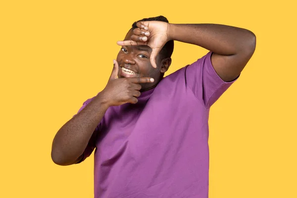 Capturar Momentos Homem Negro Feliz Fazendo Moldura Imagem Com Dedos — Fotografia de Stock