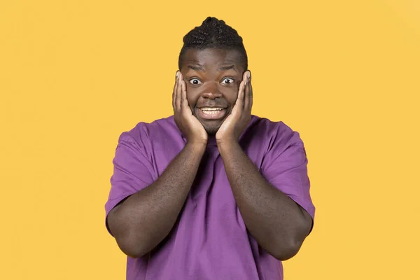 哇报价 情绪激动的非洲裔美国人 头戴紫色T恤衫 带着惊奇和震惊看着黄色背景的相机 演播室镜头 惊人的消息 — 图库照片