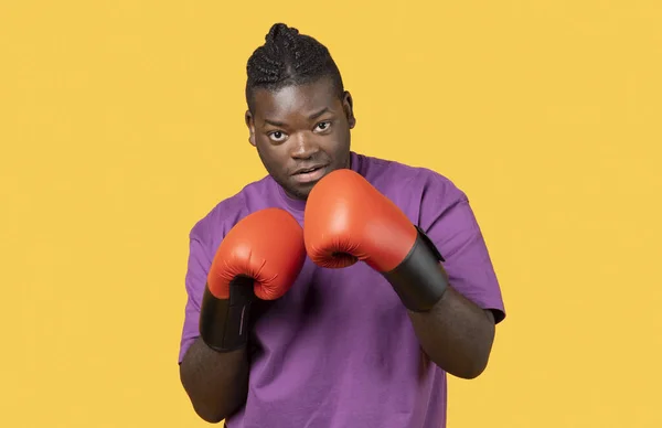 Zelfverzekerde Jonge Zwarte Bokser Met Rode Bokshandschoenen Klaar Vechten Staande — Stockfoto