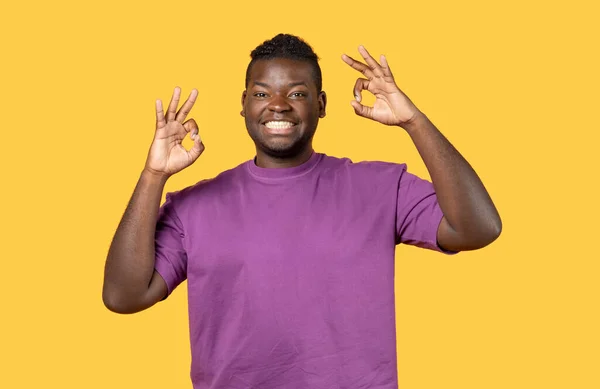 Portrét Pozitivní Mladý Černoch Ukazuje Gesto Kameru Stojící Nad Žluté — Stock fotografie