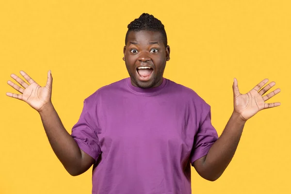 Vaya Oferta Emocionado Hombre Negro Gritando Omg Mirando Cámara Emoción —  Fotos de Stock