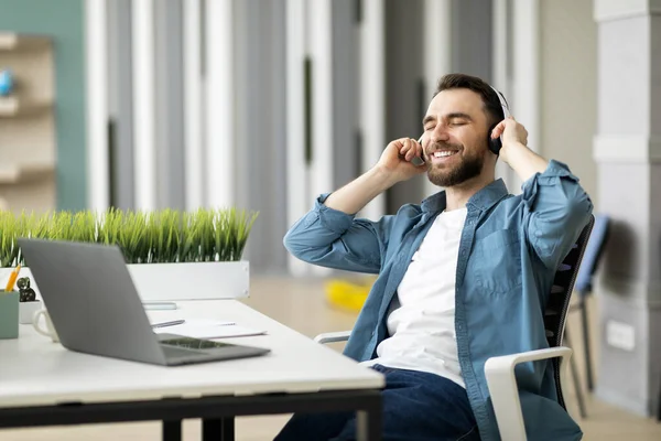 Break Work Happy Young Businessman Listening Music Workplace Office Cheerful — Stock Photo, Image