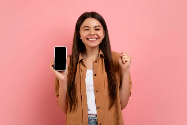 Opgewonden Mooie Tiener Meisje Vasthouden Smartphone Met Blanco Scherm Vieren — Stockfoto