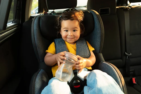 Przygody Samochodowe Dziecka Uśmiechnięta Azjatycka Dziewczynka Pozowanie Siedzi Bezpiecznym Foteliku — Zdjęcie stockowe