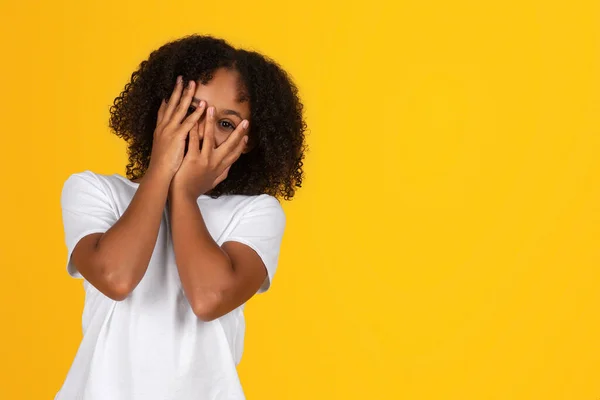 Shocked Scared Shy Teenage Black Girl White Shirt Covers Face — Stock Photo, Image