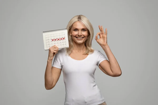 Schöne Lächelnde Reife Frau Mit Menstruationskalender Und Geste Fröhliche Frau — Stockfoto