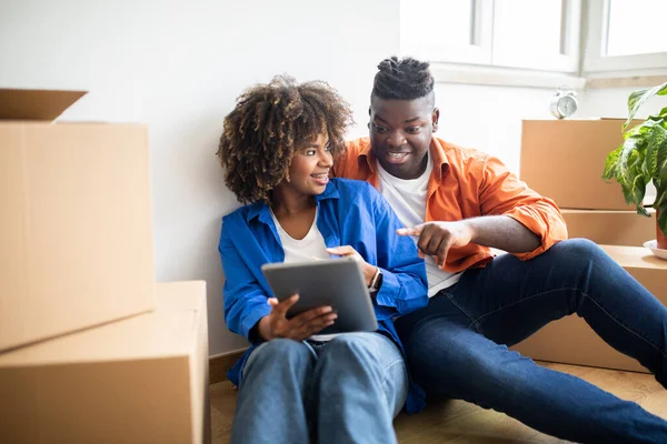 Smiling Black Spouses Using Digital Tablet While Relocating New Apartment — Stock Photo, Image