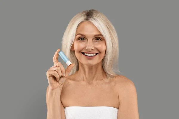 Lips Care Concept Mooie Volwassen Vrouw Houdt Hygiënische Chapstick Hand — Stockfoto