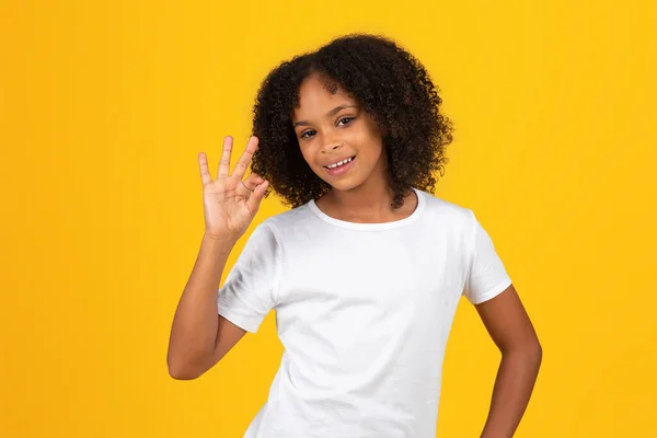Beyaz Tişörtlü Mutlu Siyah Öğrenci Kız Işareti Gösteriyor Sarı Arka — Stok fotoğraf