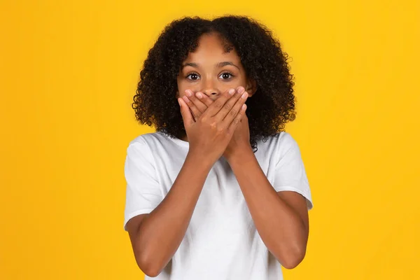 Chockad Tonåring Svart Flicka Vit Shirt Täcker Munnen Med Händerna — Stockfoto