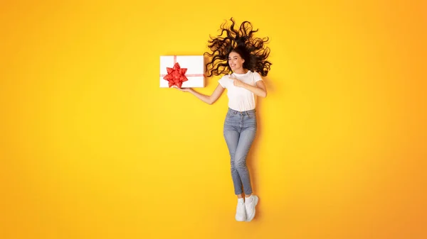 Holiday Surprise Happy Lady Pointing Wrapped Present Box Hand Showing — Stock Photo, Image