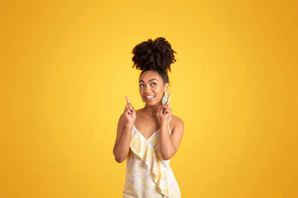Cheerful Pensive Millennial Black Lady Point Fingers Free Space Thinks — Stock Photo, Image