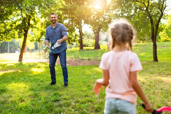 Orta Yaşlı Bir Adamın Yaz Günü Kızıyla Parkta Oynarken Elinde — Stok fotoğraf
