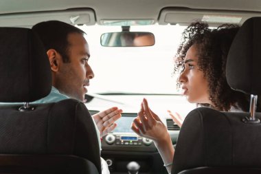 İlişki ve Çatışmalar. Ortadoğu Eşleri Aracın Arkasında Şiddetli Kavgaya ve Tartışmaya Girdiler. Kızgın Adam ve Kadın Araba Sürerken Tartışıyor