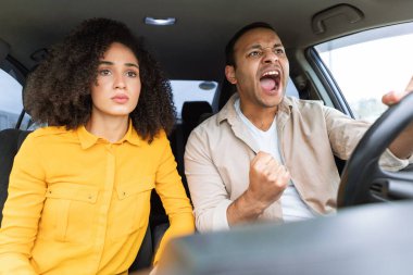 Riskli sürüş problemi. Kadın, duygusal tutkulu bir şoförle arabada stres yaşıyor, arabada oturmaktan rahatsız oluyor, koca hızlanıyor ve coşturuyor.