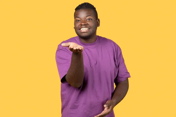 Toothy Black Man Pustet Luftkuss Die Kamera Posiert Über Gelbem — Stockfoto